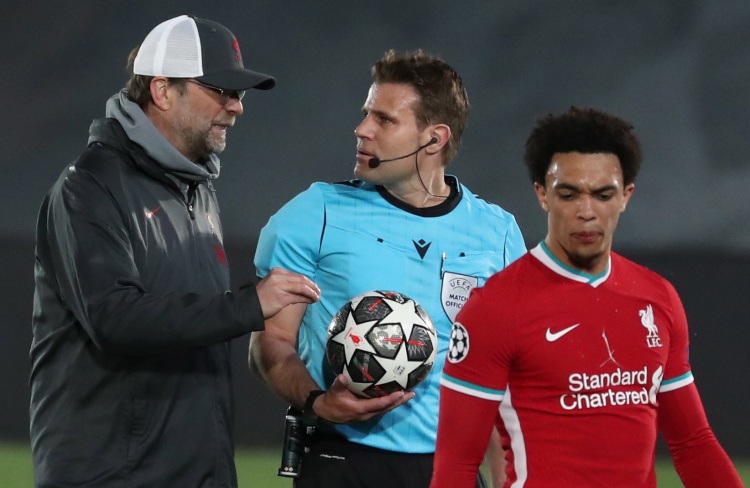 CBA常规赛：半程格局稳中有变 新疆队暂居榜首