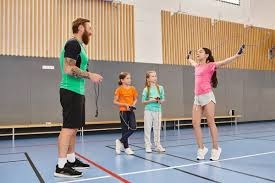 辽宁男篮在俱乐部杯第二战中以44-36击败合肥狂风，首节领先，次节反超，半场结束领先18分。